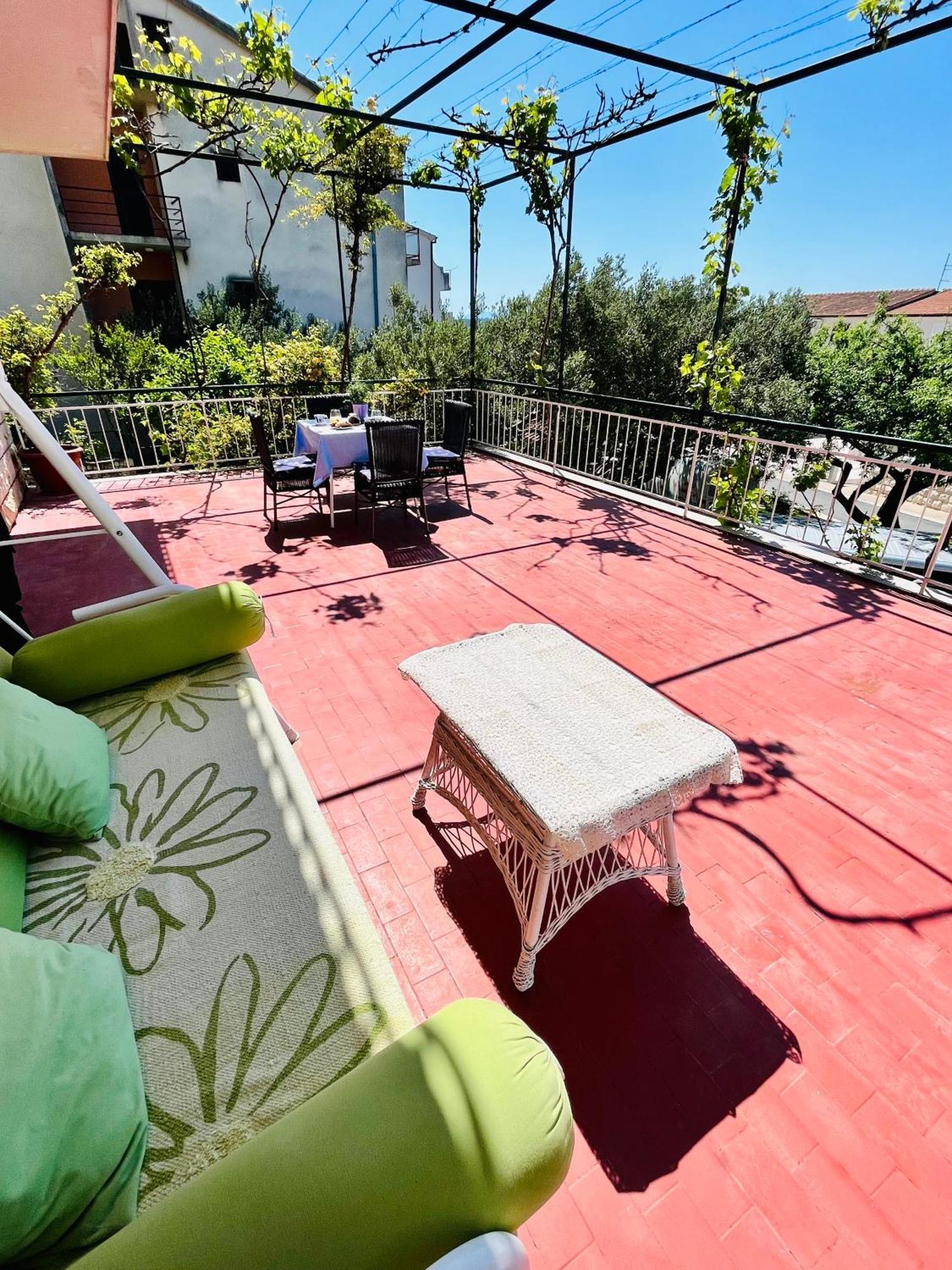 Danica Sunshine Apartment *